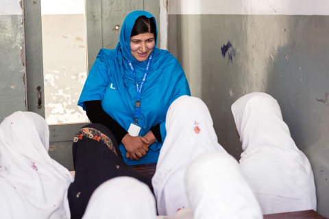 آنيتا حيدري تتحدث مع طالبات في مدرسة تدعمها اليونيسف في أفغانستان.