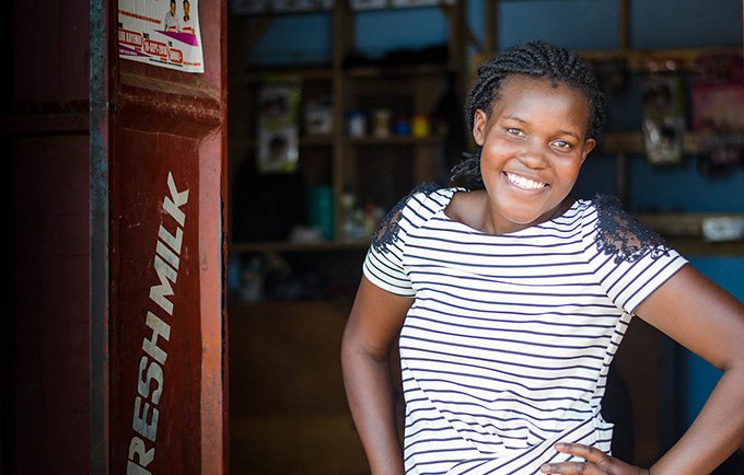 Cuando reciben apoyo y poder, los jóvenes pueden cambiar el mundo. "Quiero ayudar a Uganda", dijo la educadora Edith Nambalirwa. "Si no puedo hacerlo con dinero, lo haré con la información". © UNFPA ESARO / Corrie Butler