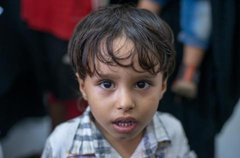 اليمن. صبي ينتظر أن يتم تلقيحه ضد الكوليرا في عدن، اليمن.