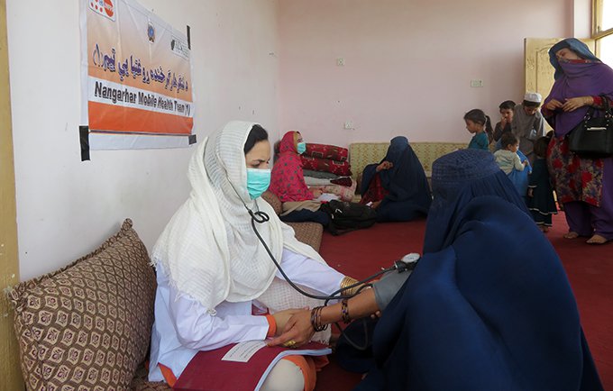 Une sage-femme procède à une consultation prénatale, à l’occasion d’une visite de l’équipe médicale mobile dans la province de Nangarhar. © UNFPA Afghanistan