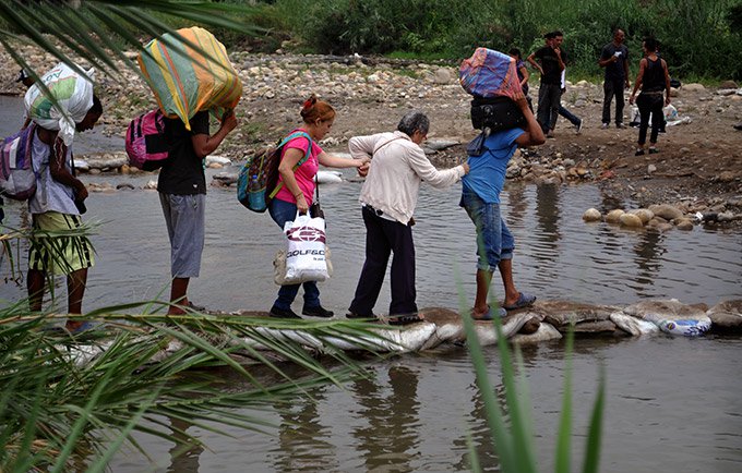 Un gran número de personas pasan por alto los controles de inmigración al salir de Venezuela. © Tomer Urwicz