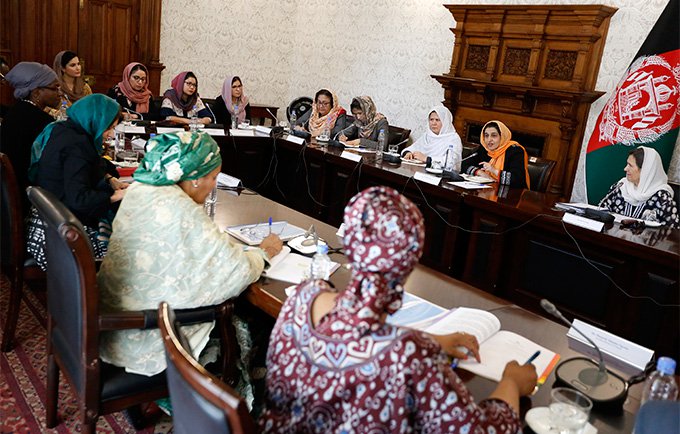 Mujeres dirigentes de las Naciones Unidas se reúnen con mujeres dirigentes y activistas en Kabul, Afganistán. Todas insisten en que las voces de las mujeres deben ser escuchadas. © Fardin Waezi / UNAMA