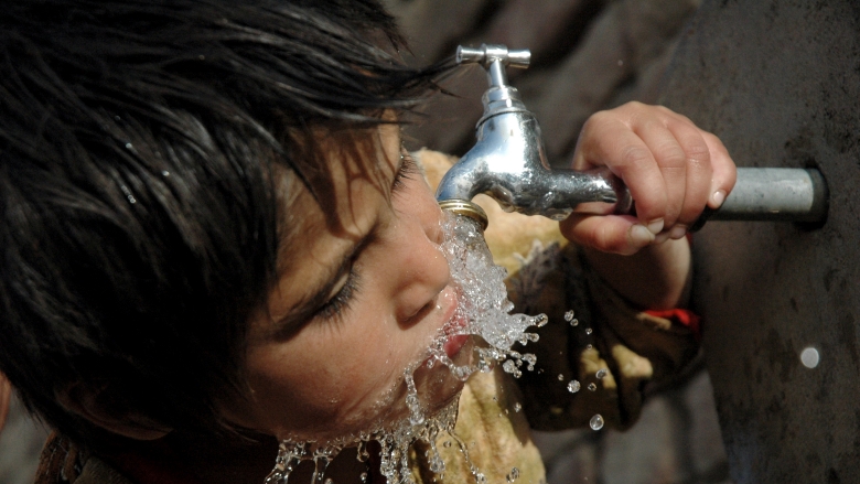 Children drink water from the water-pipe. Photo: © Imal Hashemi
