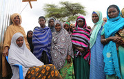 Trik Dulene (assise) avec des amies au camp de personnes déplacées Kologe II. Elle informe les femmes sur la planification familiale. © UNFPA Éthiopie