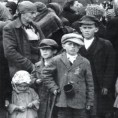 Żydowskie rodziny na rampie w Birkenau.