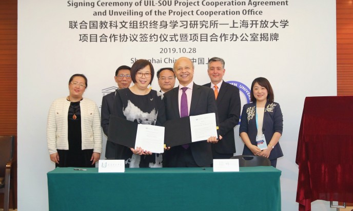 Signature of the cooperation agreement between UIL and Shanghai Open University in Shanghai, People's Republic of China