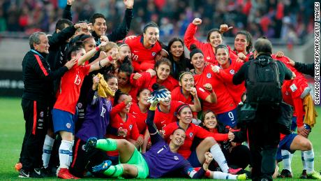 Chile&#39;s women&#39;s National football team players celebrate after defeating Argentina&#39;s and coming in Second place in the Women&#39;s Copa America match at La Portada stadium in Serena, Chile on 22 April, 2018. - Chile qualified for the women World Cup France 2019. (Photo by CLAUDIO REYES / AFP)        (Photo credit should read CLAUDIO REYES/AFP/Getty Images)