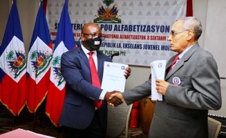 Le Secrétaire d'État à l'alphabétisation et le Vice Président de l'académie créole d'Haïti, après la signature d'un protocole d'accord ce 8 septembre 2020