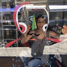 Anabela Dias decorating a store window of a traditional commerce in the city center of Amarante / ©Municipality of Amarante