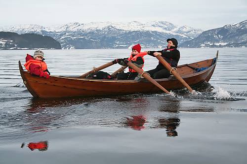 Father and sons rowing a four oared Oselvar boat