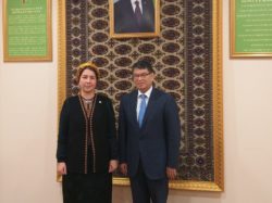IITE Director Tao Zhan and the Deputy Minister of Education Mrs. Aknabat Atabaeva