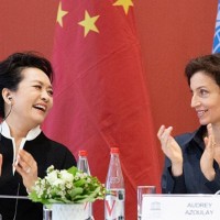 Peng Liyuan and Audrey Azoulay at a special session on Girls’ and Women’s Education in Paris, 2019.