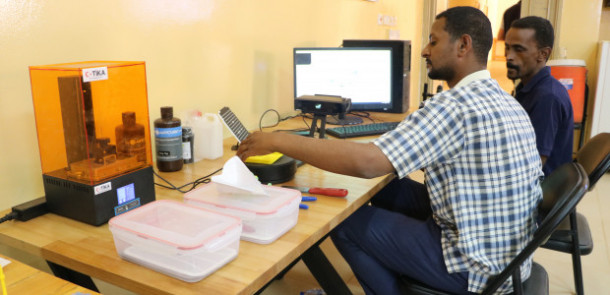 TİKA has built the third JAZARI LAB, a production, design, and try-and-do lab, within the Faculty of Engineering at the International University of Africa in Sudan. The JAZARI LAB project aims to contribute to the economic and social development of countries and offer design-based jobs. Khartoum, Sudan.