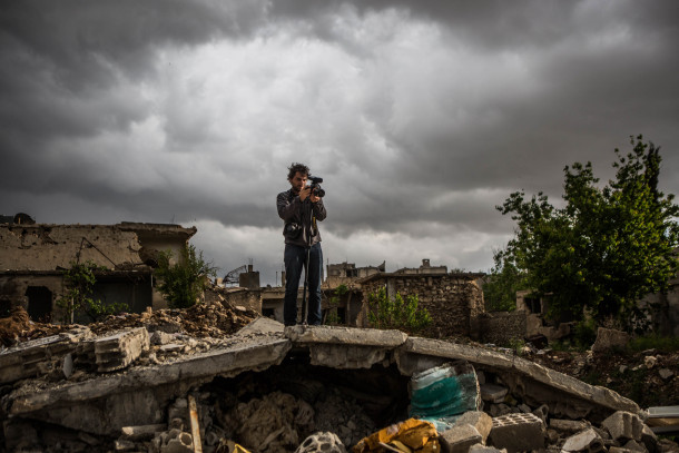 alone journalist in war zone