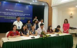Signature ceremony of the Memorandum of Understanding between 26 organizations (education institutions, library associations and ICT companies) to promote OERs in Vietnam © UNESCO Bangkok