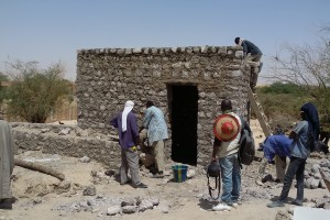 Reconstruction of the Ben Amar Mausoleum, Timbuktu, April 2015 / © UNESCO-Mamadou Kone