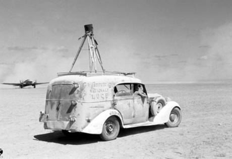 War department, RG00005847, September 1940, “Egypt – the van of Istituto Nazionale Luce in an airfield in the desert”. © Cinecittà Luce spa – Archivio Storico Luce