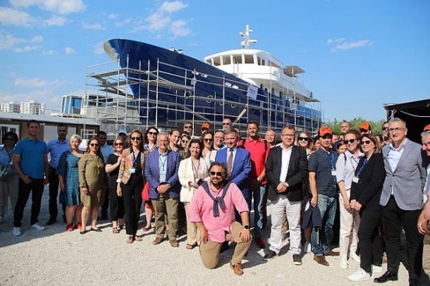 Participants of the meeting in front of the new research ship UPL 