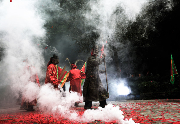 Aldeanos buyi bailan en Nuo-Play para venerar a los dioses de la montaña, Reserva de Biosfera de Maolan, China.