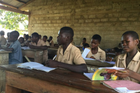 Au Bénin, grâce à une campagne locale, Habibatou reprend ses études après avoir accouché
