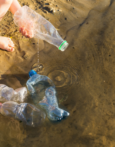 Bouteilles en plastiques jetées dans l'eau