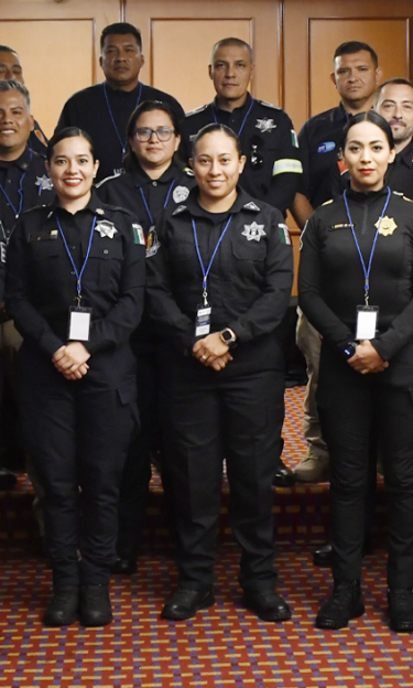 Policías, con formación de instructores, de 17 estados de México