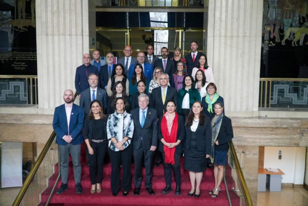 La Coordinadora Residente de Naciones Unidas en Chile y el ministro de Relaciones Exteriores encabezaron la firma del Marco de Cooperación 2023-2026 , junto a ministros y ministras de estado y los representantes del Sistema de Naciones Unidas en Chile.