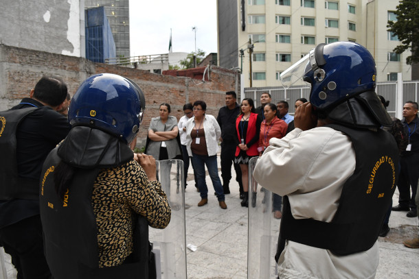 Periodistas tomando el rol de policías en simulacro como parte de capacitación de la UNESCO