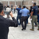 Policías de México en un juego de roles, asumiendo el papel de policías y de manifestantes, junto con periodistas.