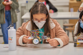 Niñas, mujeres y STEM: Cómo la Fundación Ingeniosas ayuda a descubrir vocaciones en ciencias y tecnología en Chile y América Latina