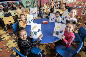 Los niños de preescolar aprenden y juegan en Marruecos