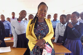 Cómo Wezzie inspira a sus alumnos para que tomen decisiones sanas en la escuela y en la vida en Malawi.