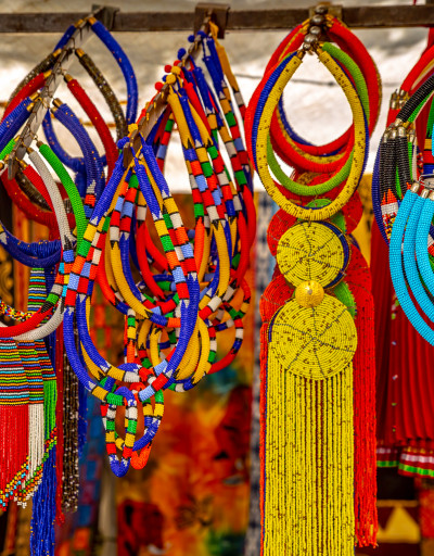 Bijoux colorés en vente sur un marché de rue au Cap, Afrique du Sud