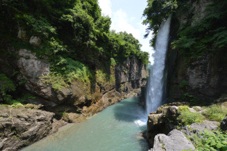 Watagataki Waterfall was named after the splashing water, which looks like cotton (wata in Japanese). It is the tallest waterfall in the Tedori Gorge, with a height of 32m. Hakusan Tedorigawa UNESCO Global Geopark, Japan