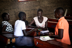一专家在危机期间收集数据以改善南苏丹教育状况