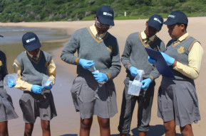 Des écoliers des zones rurales d'Afrique du Sud participent à l'échantillonnage de l'ADN environnemental dans le Parc de la zone humide d'iSimangaliso