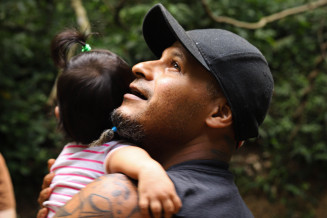 Jekupe Jurandir, Guarani community leader, and his daughter. Mata Atlântica Biosphere Reserve, Brazil