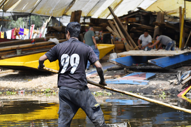 Trabajadores en Xochimilco y reparadores de trajineras