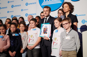 По случаю празднования 30-летия Конвенции о правах ребенка в ЮНЕСКО президент Франции призывает усилить меры по защите молодежи в Интернете