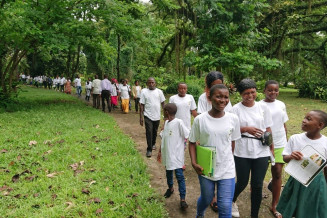 Niños que viven en la Reserva de Biosfera de la Selva Tropical Korup, Camerún, participan en actividades educativas sobre el desarrollo sostenible y la conservación del medio ambiente.
