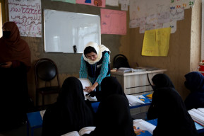 Reportaje fotográfico: Cómo apoya la UNESCO a las niñas y mujeres afganas con clases de alfabetización