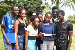 Cómo Evelyn ayuda a sus compañeros a mantenerse sanos y educados en Uganda