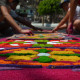 Realización de alfombra tradicional durante Semana Santa en Guatemala