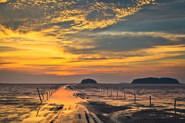 Sunset on Gochang Tidal Flat, Gochang County, Jeonbuk West Coast UNESCO Global Geopark, Republic of Korea