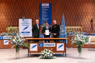 H.E. Mr Nasser Hamad Hinzab, Ambassador, Permanent Delegate of the State of Qatar to UNESCO, deposits the instrument of ratification of the Convention on the Protection of the Underwater Cultural Heritage