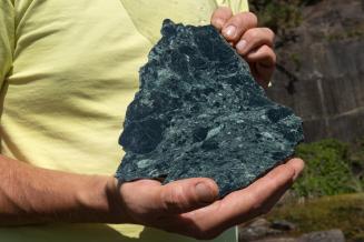 This greenish gray stone is common in Moeche, San Sadurniño and Cerdido. Local populations call it toelo, Moeche stone or serpentine.