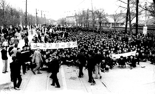 19 avril 1960 : Mourons pour la justice et vivons pour la vérité (slogan d’étudiants universitaires participant à un rassemblement dans les rues de Séoul)