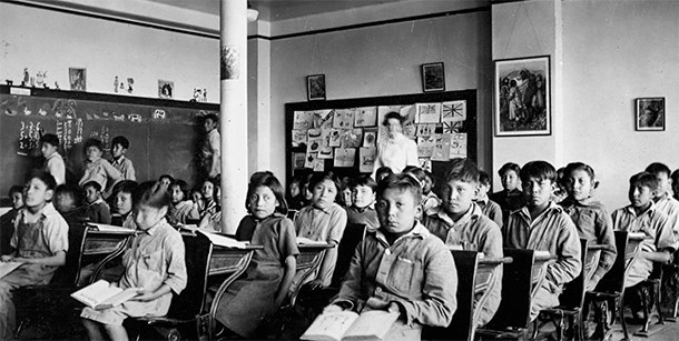 Pensionnat de Old Sun, Gleichen, Alberta - Salle de classe des élèves. 1945.