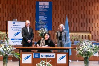 H.E. Ms Nancy Ovelar de Gorostiaga, Ambassador Extraordinary and Plenipotentiary, Permanent Delegate of Paraguay to UNESCO, signs the Regional Convention on the Recognition of Studies, Diplomas and Degrees in Higher Education in Latin America and the Caribbean