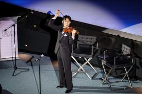 Le premier 'Concert pour l'océan' de l'UNESCO, interprété par l'Artiste pour la paix Eijin Nimura à la foire Art Basel de Miami.